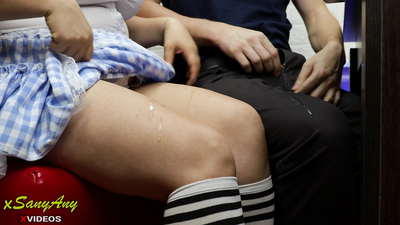 હોમવર્ક-xsanyAny પર સહાધ્યાયીને ધક્કો મારતી યુવાન શાળાની છોકરી